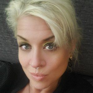 Meet your Posher, Dee-dee